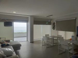 Sala con tende a rullo filtranti e tende a rullo oscuranti Scaglioni