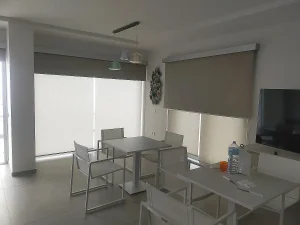 Sala con tende a rullo filtranti e tende a rullo oscuranti Scaglioni